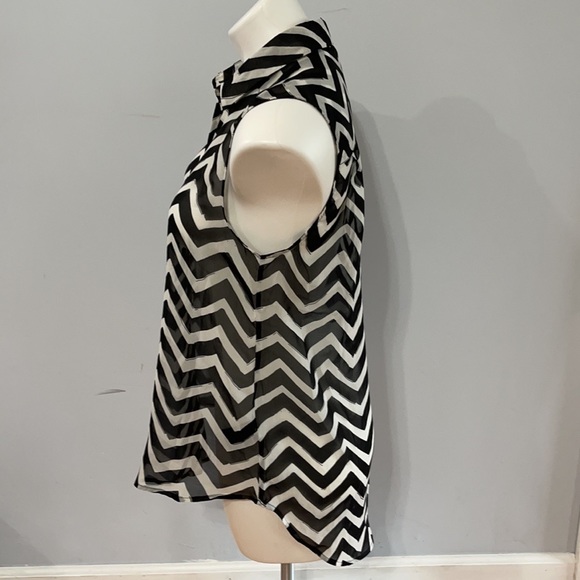 H&M Sleeveless Blouse Black White Chevron Pattern - Picture 4 of 8